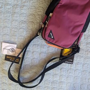 Pacsafe vibe 200 compact travel bag new, red.